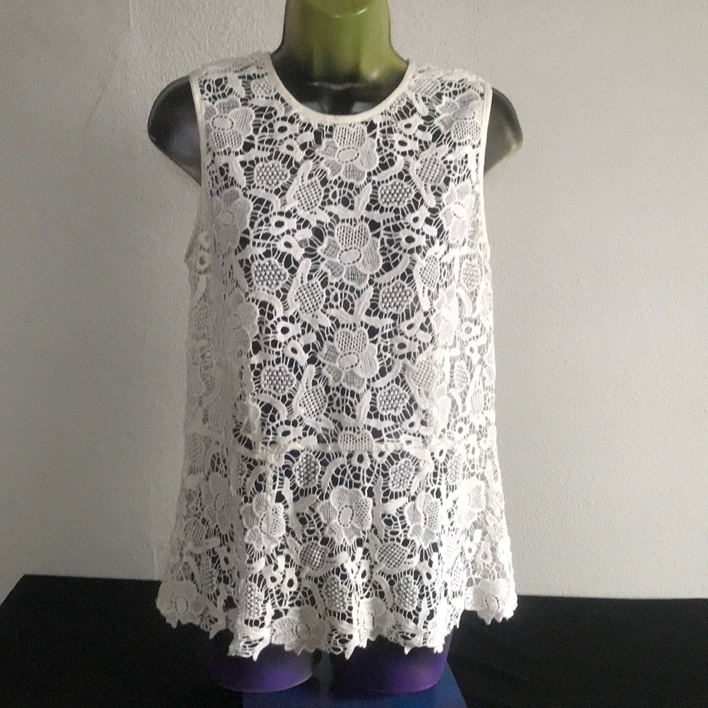 CAbi White Floral Crochet Sleeveless Top🦋